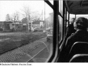 Dresden-Trachenberge, Großenhainer Straße. Blick zur Hubertusstraße aus einer fahrenden Straßenbahn