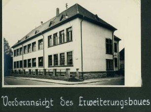 [Schulhausneubau in Brühl:] Vorderansicht des Erweiterungsbaues