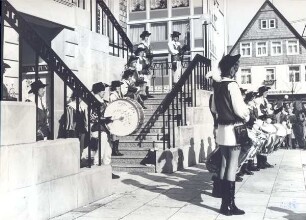 Besuch in Detmold: Fanfarengruppe auf der Rathaustreppe. Detmold. Marktplatz. Papierabzug
