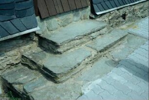 Hauseingang mit Treppe aus Schiefersteinen