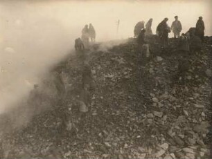Kohlenklauber auf brennender Halde bei Beuthen