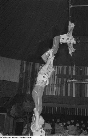 Akrobaten beim Faschingsprogramm "Die Kommödianten kommen" des Circus Aeros