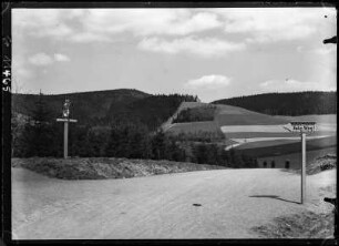 Landschaftsaufnahme mit Wegweisern zur Bergbaude "Friedenshöhe"