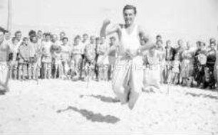 Sackhüpfen beim Strandsportfest der FDGB-Urlauber in Zingst