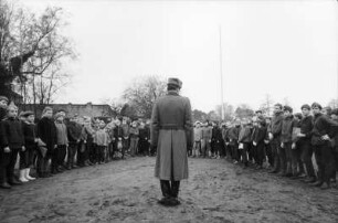 Manöver "Schneeflocke", Schüler der Eichwalder Schule, Einweisung durch einen NVA-Offizier auf dem Schulhof