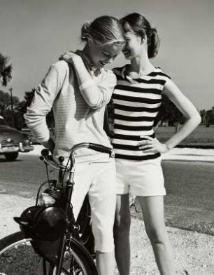 Modeaufnahme, Modelle Dolores Hawkins und Ann Klem (Mademoiselle)