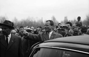Berlin: Willy Brandt verlässt die Kundgebung