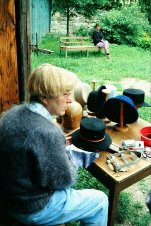 Freilichtmuseum Hohenfelden: Hutmacherin