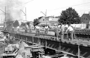 Fellbach Brücke 5104a Baustelle Bauarbeiter Verlegung Schienen Planierraupe