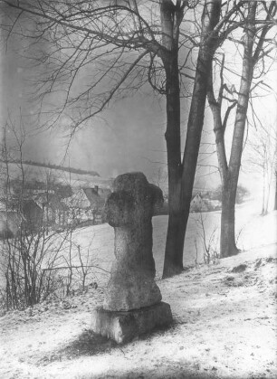 Steinkreuz : Klaffenbach (Chemnitz-Klaffenbach). Steinkreuz mit verbreitertem Schaft und eingeritztem Schaft am Wiesenhang ostsüdöstlich der Schule