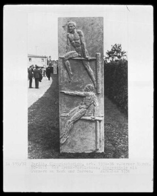 Siegesstele mit Turnern an Reck und Barren