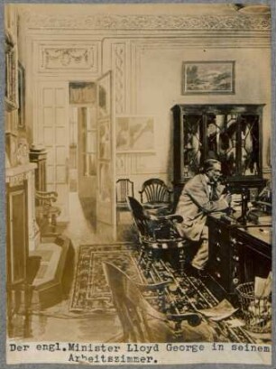 Der englische Minister Lloyd George in seinem Arbeitszimmer