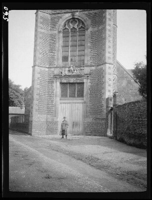 Cléry-sur-Somme (Dep. Somme): Offizier vor dem hölzernen Eingangsportal einer Kirche