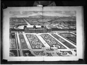 Dichiarazione dei disegni del Reale Palazzo di Caserta ..., Tav. XIV: Vogelperspektive von Norden auf Palast- und Gartenareal