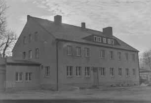 MTS Mücka + Lehrlingswerkstatt : Mücka. Gebäude der Lehrlingsausbildung der Kreisbetriebe für Landtechnik, Maschinen-Traktoren-Station (MTS). Außenansicht