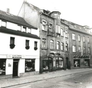 Pegau, Breitstraße 47/51. Wohnhäuser mit Läden (um 1905, Nr. 49). Straßenansicht