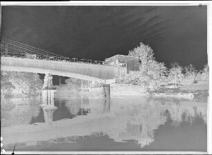 Staustufe Schweinfurt. Straßenbrücke. Pfeiler 4 und Hilfsjoch im Saumain. Pfeiler 4 wird nun nach dem Übergang des Vorspannwagens auf die volle Höhe aufgemauert. Schweinfurter Pegel = 95 cm.