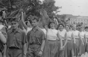 Winkende Jugend auf einer Parade anlässlich des II. Deutschen Turn- und Sportfestes