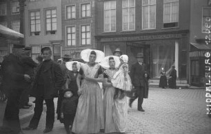 Gruppe in Tracht auf dem Marktplatz von Middelburg