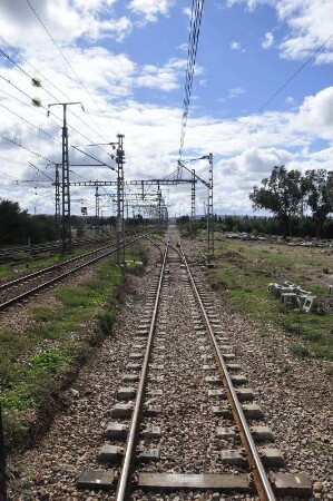 Elektrifizierte Bahnstrecke : Blick auf die elektrifizierte Bahnstrecke bei Casablanca, aufgenommen am 05.11.2008. Foto: Uwe Gerig