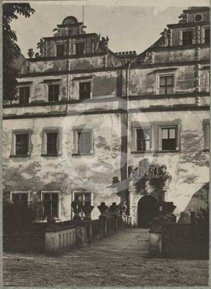Westflügel des Wasserschlosses Gießmannsdorf mit Brücke
