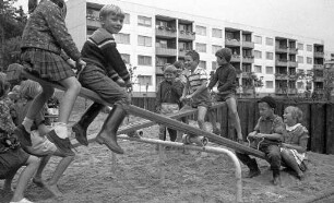Inbetriebnahme des ersten Spielwegs mit Kinderspielplatz in Oberreut.