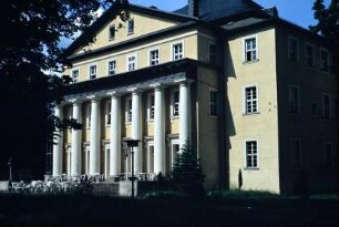 Schloss Ebersdorf, klassizistisches Portal