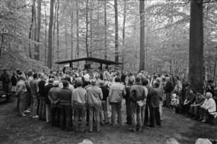 Waldfest: Fohlenkoppel: Veranstalter Männergesangverein Arion von 1890 e. V.: Gesangsvortrag: dahinter Zuschauer