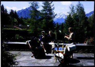 Oberstdorf: im Park der Villa, mit Spitzli, Irmgard, Irene und Frau [?]