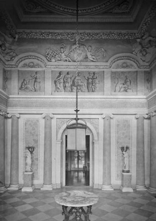 Pałac w Wilanowie / Wilanów-Palast — Vorhalle