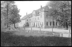 Grünefeld. Gasthaus mit Pferdefuhrwerk