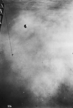 Radio-Sonde : Eine Radio-Sonde, ausgesetzt vom Luftschiff LZ 127 Graf Zeppelin für meteorologische Messzwecke.