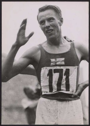 Kalle Tuominen, der finnische Zweitplatzierte im 3000-m-Hindernislauf bei den Olympischen Spielen 1936 in Berlin