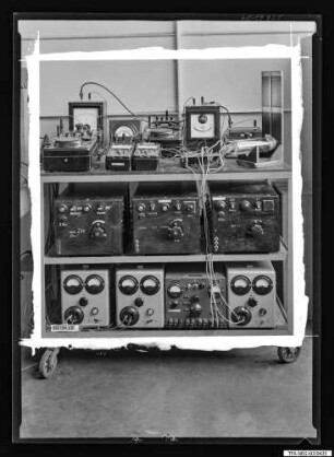 Unbezeichnete Geräte auf Wagen, Retusche, Foto 1960