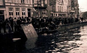 Emden: Pferdewagen stürzt ins Wasser am Delft
