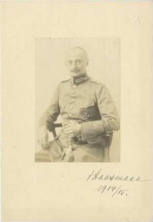 Hausmann, von, Generalleutnant, sitzend in Uniform mit Orden und Säbel, Brustbild