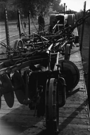 Traian Sat: Eisenbahnwagen mit landwirtschaftlichen Maschinen