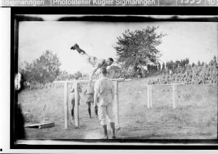 Soldaten beim Sportwettkampf, Turner am Barren