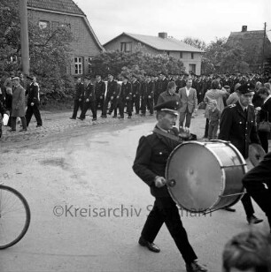 Mönkhagen: Amtsfeuerwehrfest des Amtes Zarpen: Festumzug: im Vordergrund Paukenschläger der Feuerwehrkapelle aus Rondeshagen
