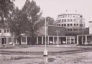Internationale Hygiene-Ausstellung, Ausstellungsgelände mit Kugelhaus : Dresden-Pirnaische Vorstadt. Ausstellungsgelände. Internationale Hygieneausstellung 1930/1931. Turmplatz mit Blick zum Ausstellungspavillon "Kleidung" und zum Kugelhaus