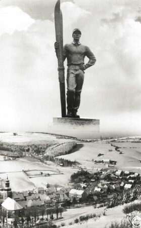 Winterlandschaft mit Geisingberg und Skiläufer-Denkmal : Hahn, Walter: Winterlandschaft mit Geisingberg und Skiläufer-Denkmal. Fotomontage. 1931