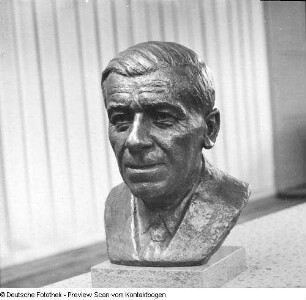 Büste des Politikers Otto Buchwitz : Büste des Politikers Otto Buchwitz. Bronze (1961; F. F. Rogge)
