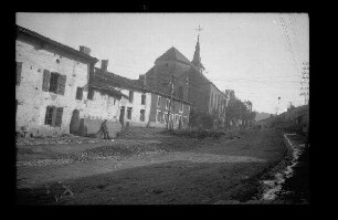 Brandeville (Dep. Meuse, Frankreich): verlassene "Hauptstraße mit Kirche"