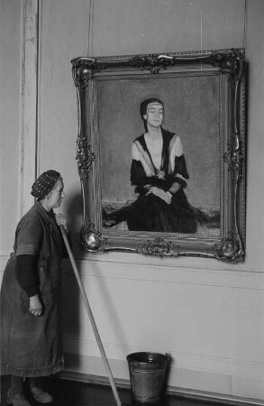 Eröffnung der Dauerausstellung in der Alten Nationalgalerie : Reinigungskraft vor dem Gemälde "Die Gattin des Künstlers" von Fritz Rhein