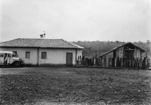 Gasthaus : Gasthaus nahe eines Waldgebietes.