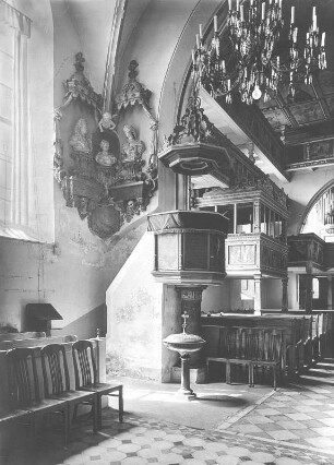 Dresden-Leubnitz-Neuostra. Leubnitzer Kirche. Inneres mit Epitaph des Architekten J. F. Karcher (gest. 1726), Kanzel (1577, Schalldeckel 1662) und Nöthnitzer Betstube (1671, Bemalung v. G. Lucas), Epitaph des Architekten J. F. Karcher