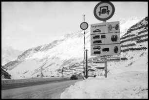 Arlberg Pass: Schilder für Straßensperre an der Steilstrecke