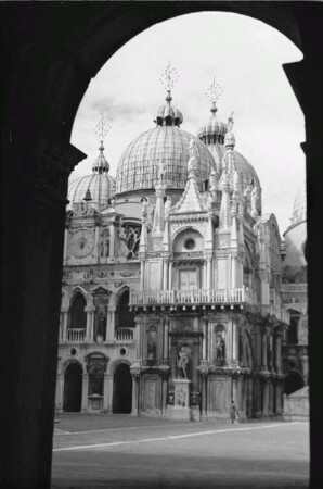 Reisefotos Italien. Venedig. Südostecke des Markusdomes (Basilica di San Marco) (976-1094). Ansicht aus den Arkaden des Dogenpalastes im Innenhof