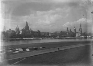 Dresden, Altstadt : Dresden. Blick vom Neustädter Ufer zur Altstadt