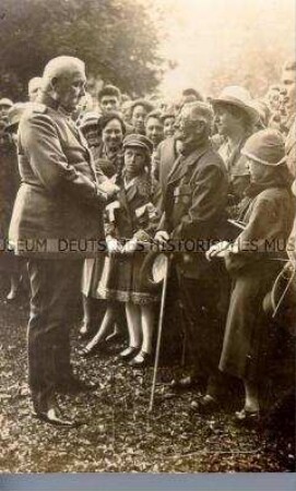 Paul von Hindenburg im Gespräch mit einem Kriegsveteranen